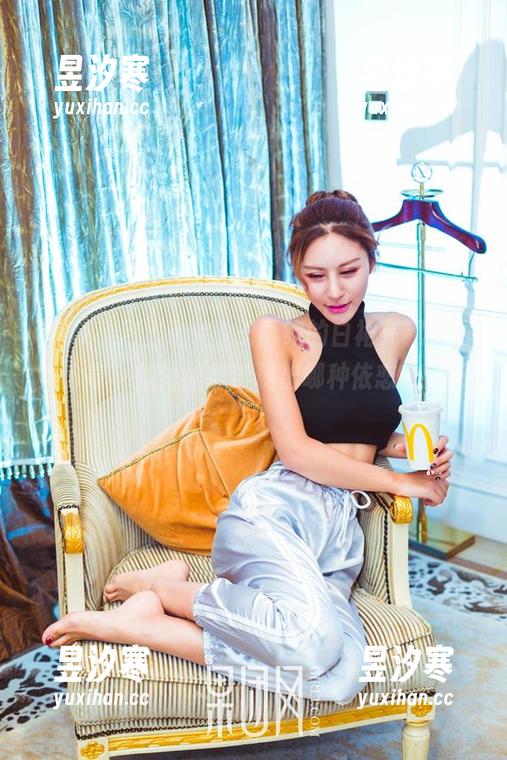 GIRLT果团网 - “王语纯的白裙在飘，图集分享，脑海里却浮现出哪种依恋的美感”。