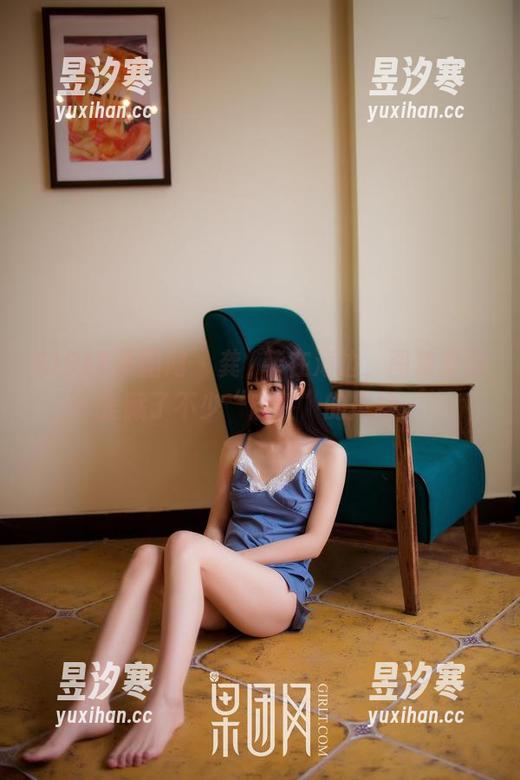GIRLT果团网 - 龚玥菲在海边，图集里倒是藏了不少“随性”的风格。