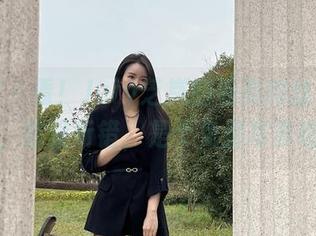 微密圈 – 看！July芝岚的油亮肉丝与白棉袜，您没听错，是个免费写真哦！