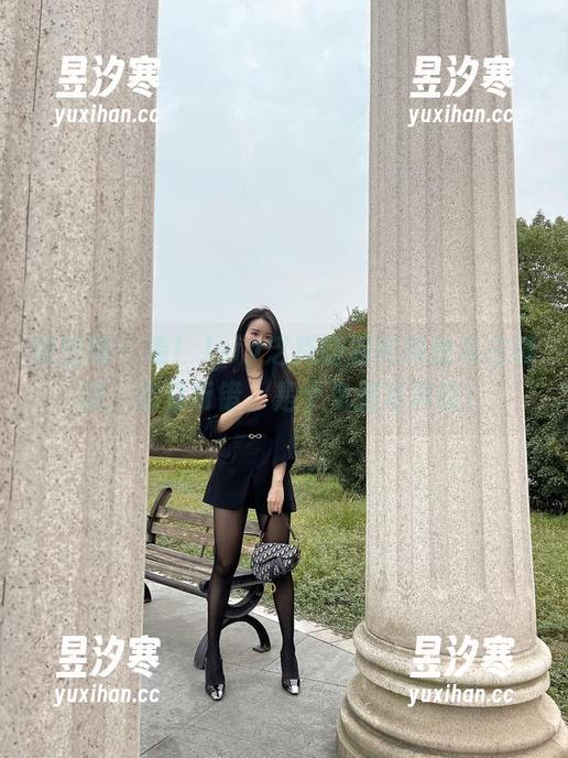 微密圈 - 看！July芝岚的油亮肉丝与白棉袜，您没听错，是个免费写真哦！
