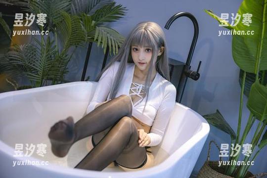 Luisa_零纱 Luisa_零纱的新美图,你敢相信这条连衣裙能如此不合时宜吗