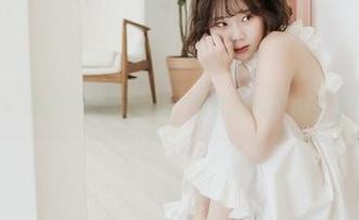 MyuA(뮤아)的在线校服写真，为什么看起来比上课还迷人？