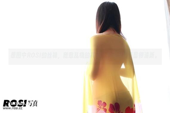 ROSI写真 原图中ROSI的丝袜,随意乱绕的样子,资源似乎更显得清新。
