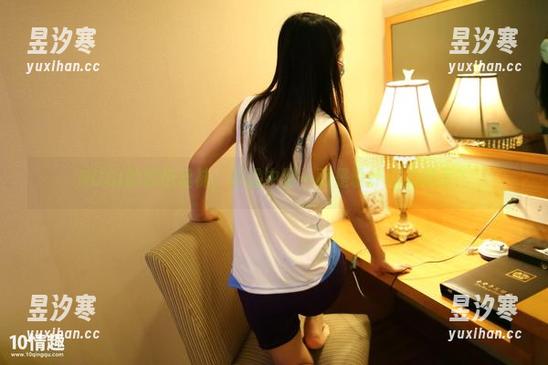 ROSI口罩 ROSI的黑色丝袜,作品中哪一面是设计师的暗示?