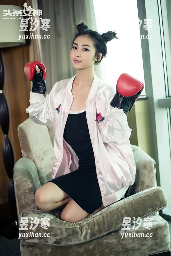 TouTiao头条女神 - 张梓柔的白色写真，下载前先想好哪一张最撩人的！