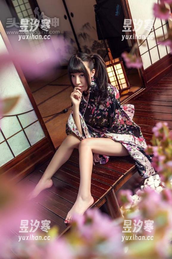 TouTiao头条女神 - 学姐林依依的美图分享：每一张都让人流口水，哈哈！