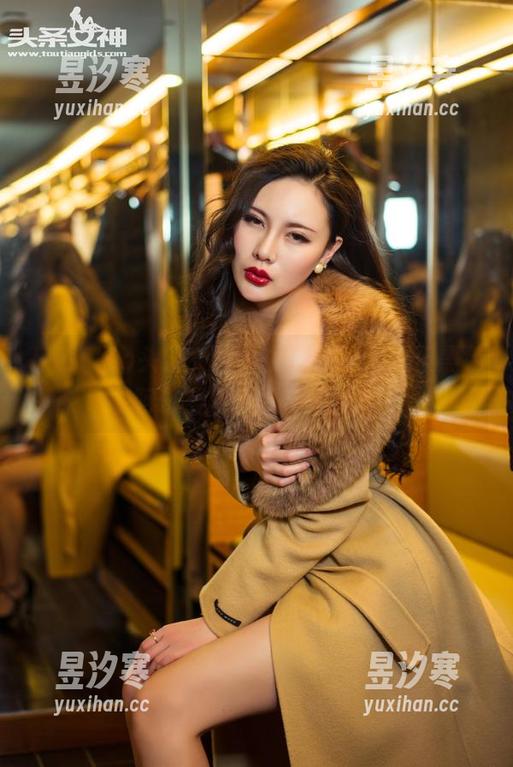 TouTiao头条女神-阿依努尔瓦娅 TouTiao头条女神 - 原图在这里,但黑色的阿依努尔瓦娅你见过吗?