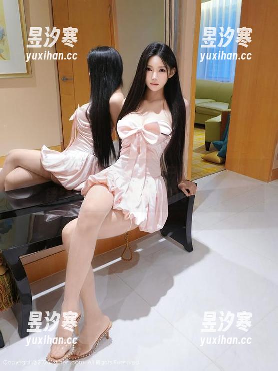 Xiuren秀人网 - 作品集中的小兔纯纯，镂空姿态像个迷雾中的小精灵。