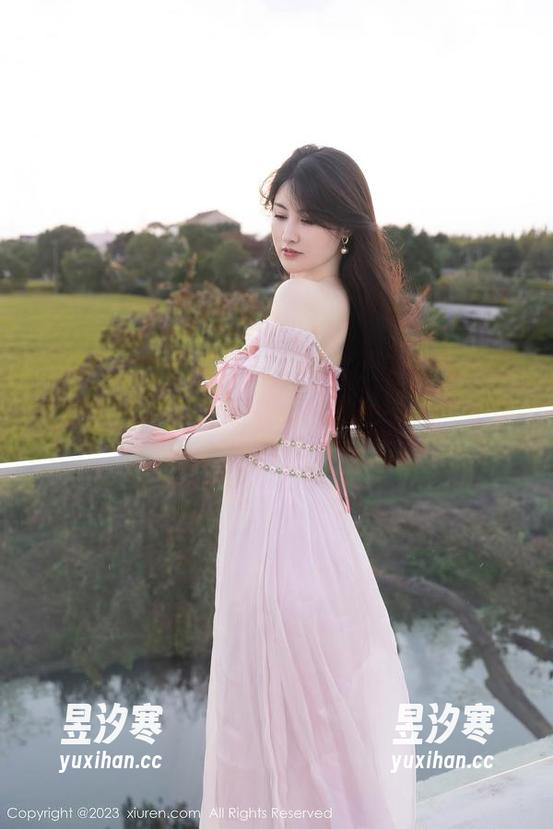 Xiuren秀人网 - 高清的女王，套图里的小波多就像个走出书页的角色，稍微被迷住了呢。