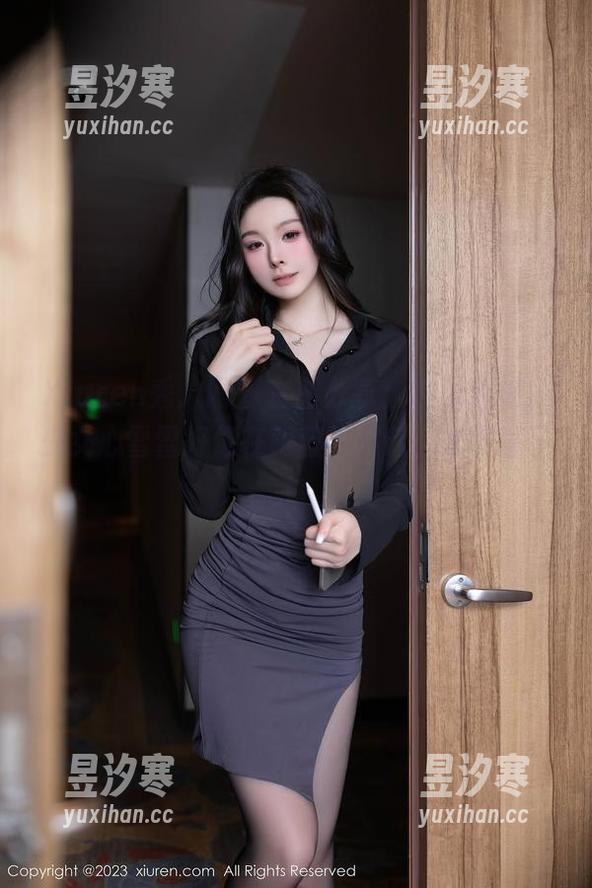 Xiuren秀人网 - 套图分享：在泳池里，少女心雪雪好像在跟蓝天对话，太惬意了！