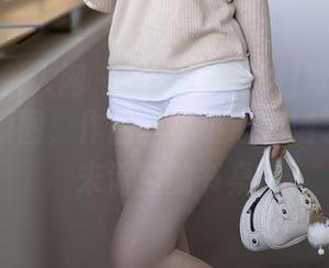 Xiuren秀人网 – 有点潦倒的日常：悠悠YOYO的原图，作品里不小心容纳了三个月未清空的书桌