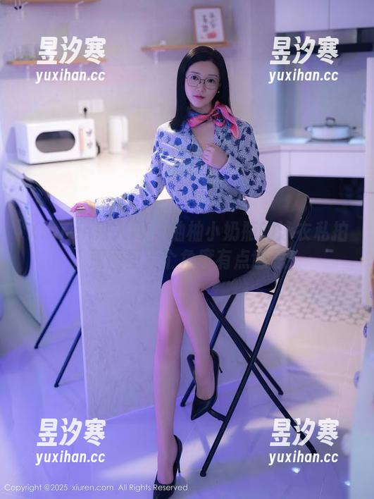 Xiuren秀人网 - 柚柚小奶瓶的泳衣私拍，原图里那个角度有点意思！