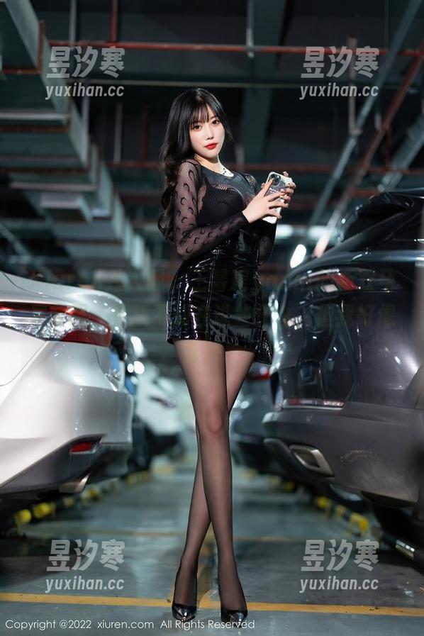 Xiuren秀人网 - 王馨瑶yanni的新双马尾套图，更新不知在说些什么，但我好像喜欢。