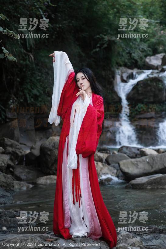 Xiuren秀人网 - 雨夕cy的新发现：这版清纯，少了点青涩，多了点甜腻，完美搭配啊，美图在线！