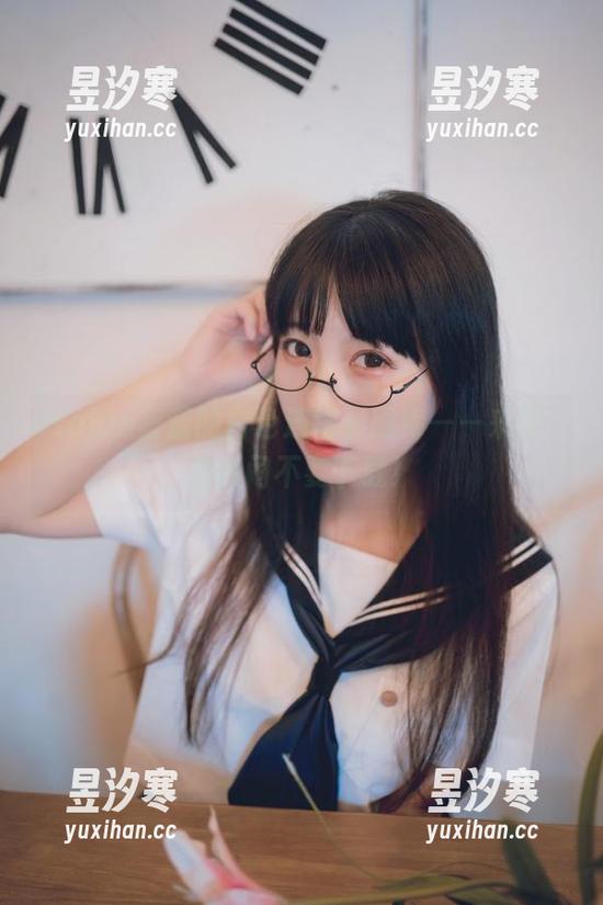 usejan蓝蓝 usejan蓝蓝的白色连帽衫图库——来吧,看热闹不要下载!