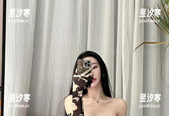 微密圈 - 不爱笑的赛琳的新福利，穿着渔网黑丝的样子，真让人目不转睛。