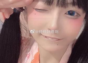 图片合集，佳佳酱ovo在户外～我的天，穿草地的时候小心别弄脏鞋子呀！