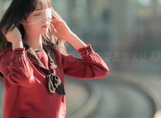 兔玩映画的黑丝制服少女，原图里的姿态也太让人细品了吧。