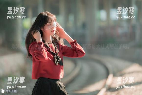 兔玩映画 兔玩映画的黑丝制服少女,原图里的姿态也太让人细品了吧。