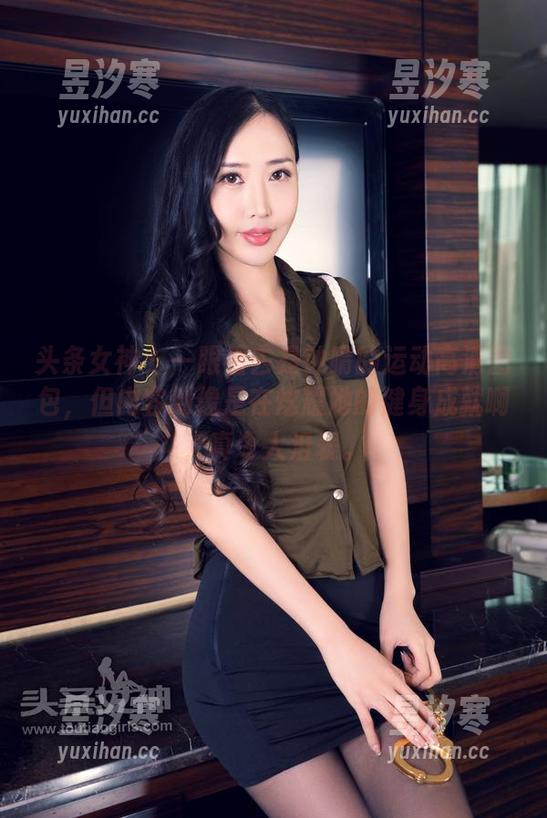 头条女神-钟晴 头条女神 - 一眼看去是钟晴的运动高清图包,但内容倒像是在炫耀她的健身成就啊,真令人沮丧。