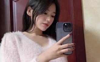微密圈 – 奶宝妹纸的高清圣诞写真，这难道是想要跟冬青树较劲？搞得我都有点想去装饰一下房间。