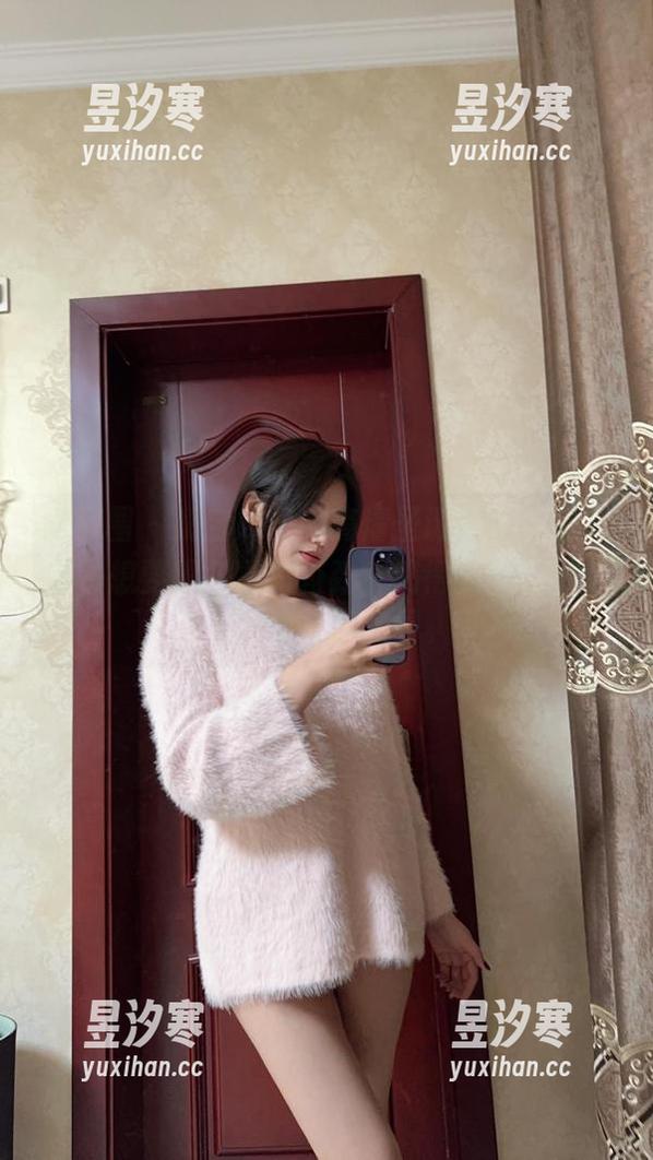 奶宝妹纸 微密圈 - 奶宝妹纸的高清圣诞写真,这难道是想要跟冬青树较劲?搞得我都有点想去装饰一下房间。