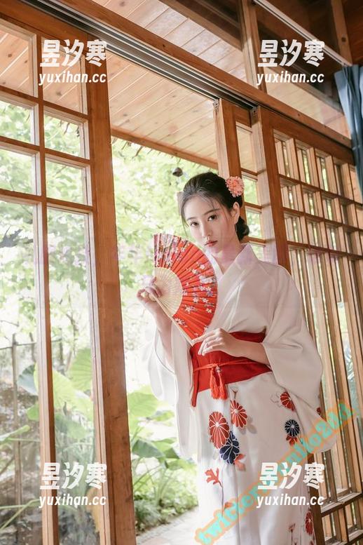 礼服炫技，年年Nnian的最新美图，谁说只为婚礼？