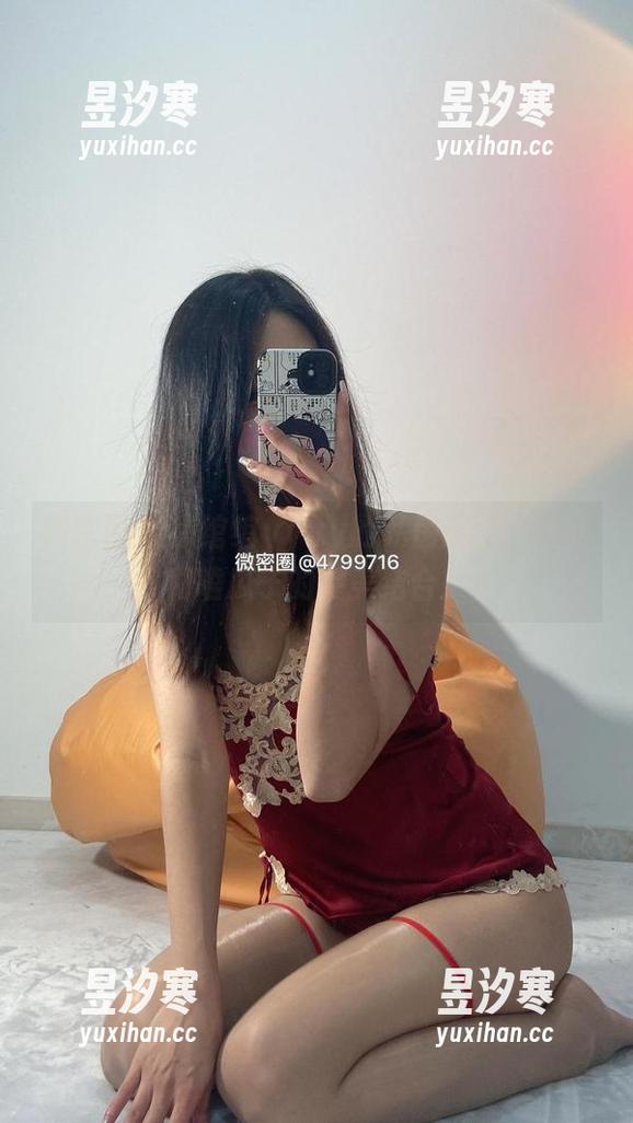 微密圈 - 徐绾绾yyyy的私房运动：拉筋和嗑瓜子的完美结合！