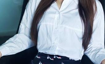 推女郎 – 夏婉婉的棉袜在高清壁纸上绽放，光影交错，活脱脱一幅画。
