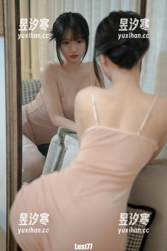 柒柒不可爱说，这水手服是时光的捣蛋鬼和一封情书。