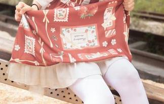 梦丝女神 – 乔儿的黑色校服合集，怀旧又不失俏皮：课本被撕了，回忆是否会变？