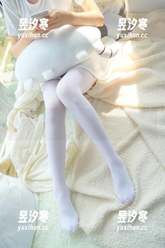 森萝财团白丝少女，窗台上等你来免费欣赏，哈哈
