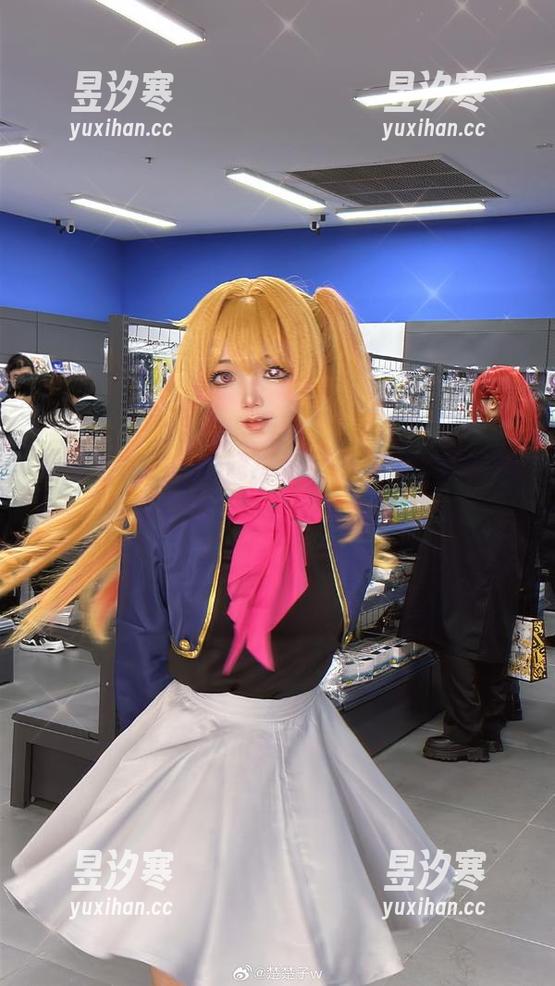 看完楚楚子w的超级索尼子写真，我的脑海里只剩下色彩斑斓的联想。