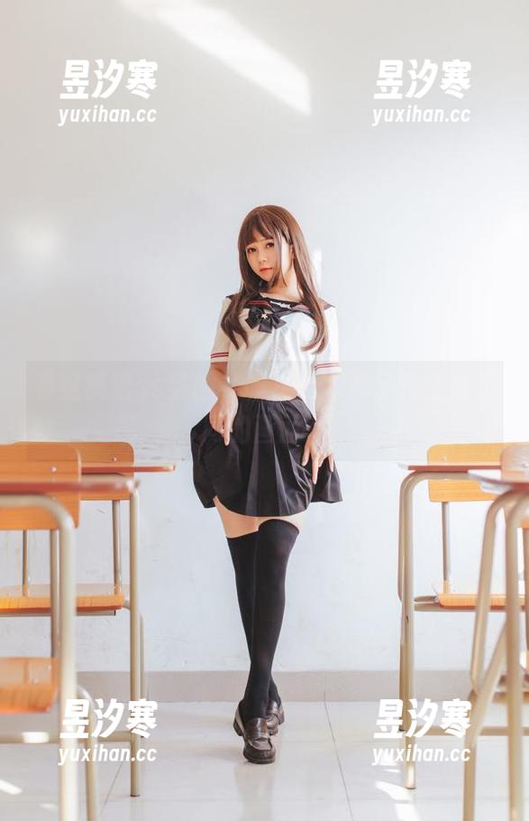 看这疯猫ss穿的礼服，我脑海里完全是不同的画面。
