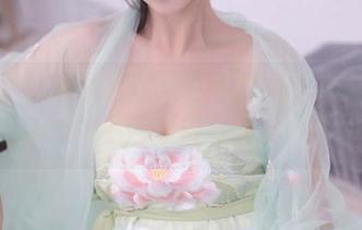 秀人网 – 谁说吊带只适合夏天？菲儿beauty捍卫四季的写真选择！