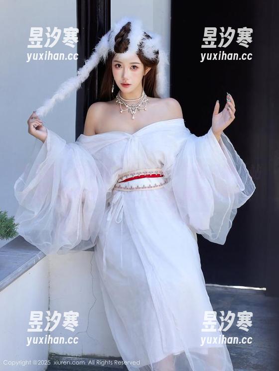 秀人网 - 顾楚楚天台写真：谁还记得“站火车”的传说？这次可全是免费的照片！