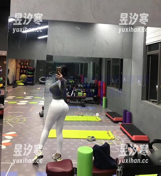 微密圈 - 原图线上，童小芯短裤配得真好，但我真希望她能换个角度。