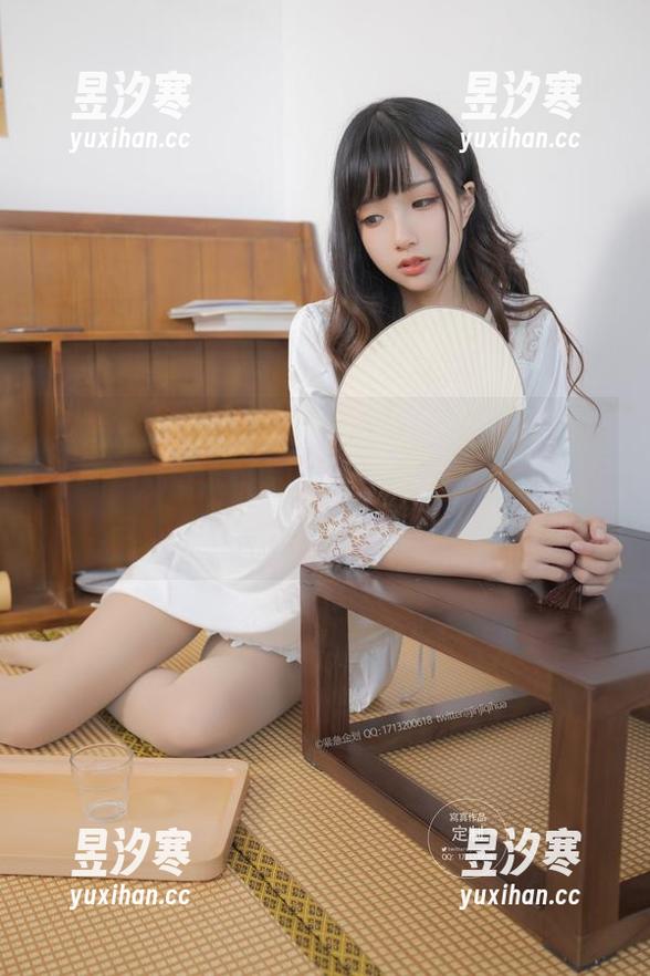 紧急企划 - 小恩在教室——高清写真，肚子里塞满书本的同时，也藏着一口“江湖气”！