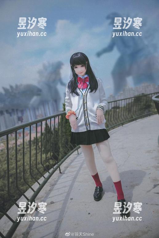 在生活的草莓里，羽天shine的套图合集等你品味甜蜜！