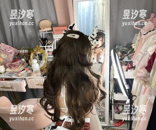 更新了哦！芊川一笑MNK的美腿写真，能让你想起午后的微风。