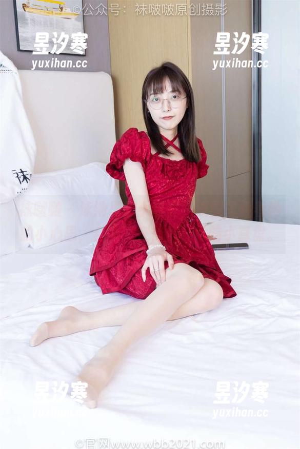 袜啵啵-小甜豆 袜啵啵 - 泳池里的小甜豆,原图里藏着她的小心思,合集又在悄悄打她的小算盘。