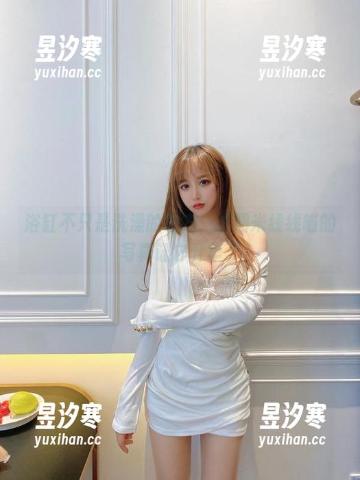 浴缸不只是洗澡的地方，过期米线线喵的写真让它升华了