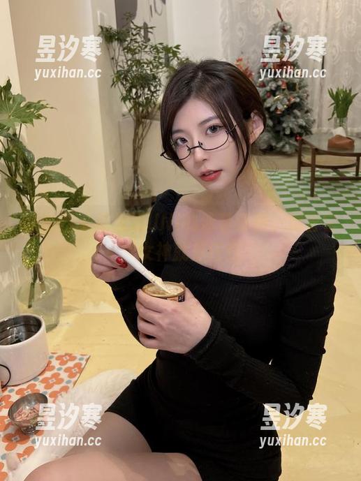微密圈 - 陈妮妮UNI的泳装套图，别管它，女神就是任性