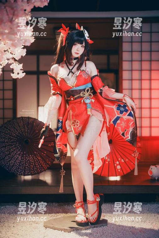 霜月shimo 霜月shimo新鲜红裙更新,压力太大了,我只想穿上它去个裙摆飞扬的地方,当然,去超市也不错!