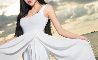 青豆客 – 王乔恩Abby的豹纹写真集，穿越丛林…哦不，是沙发吗？
