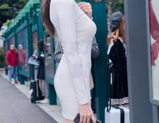 魔镜街拍 – 婷婷又来了，白色吊带连衣裙+黑丝美腿，套图中谁更美？