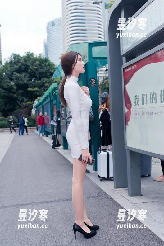 魔镜街拍 - 婷婷又来了，白色吊带连衣裙+黑丝美腿，套图中谁更美？