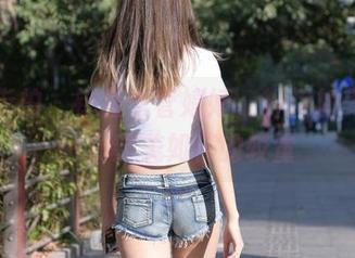 魔镜街拍 – 销售主管婷婷，粉裙加美图，一场貌美如花的较量