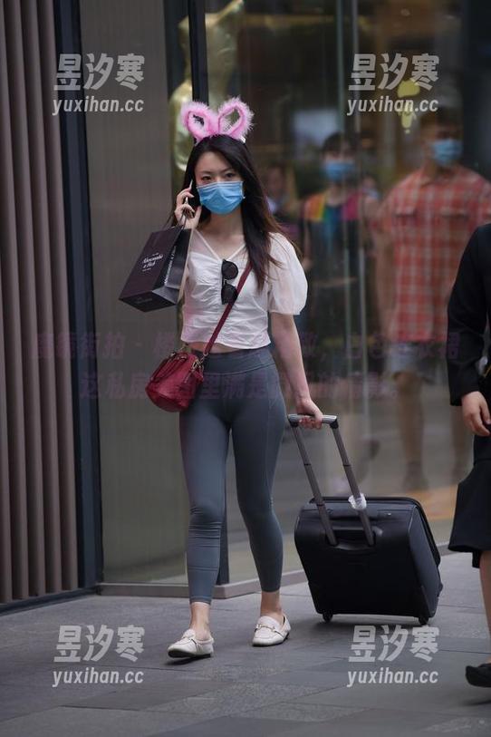 魔镜街拍-楼楼 魔镜街拍 - 楼楼越看越精致,白色连衣裙这私房美图里满是微风的倩影。