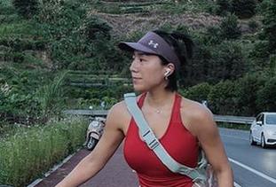 微密圈 – 鹿瑶私拍秘籍，透明吊带让整个画面有一丝顽皮的味道。